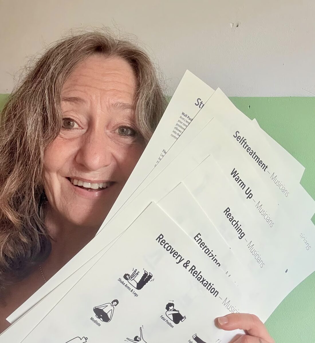 Ellen Kersbergen met de zes self-care sheets voor musici